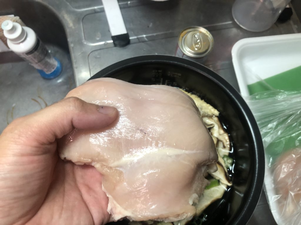鶏胸肉を炊飯器に入れる