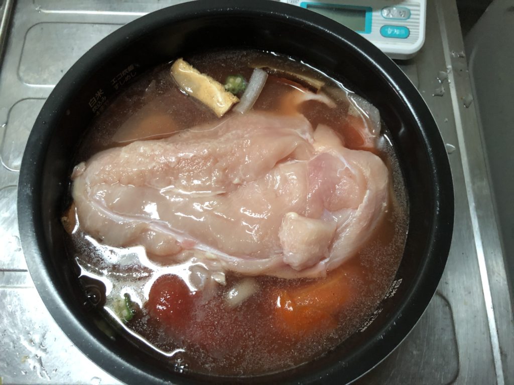 鶏むね肉の入った炊飯釜