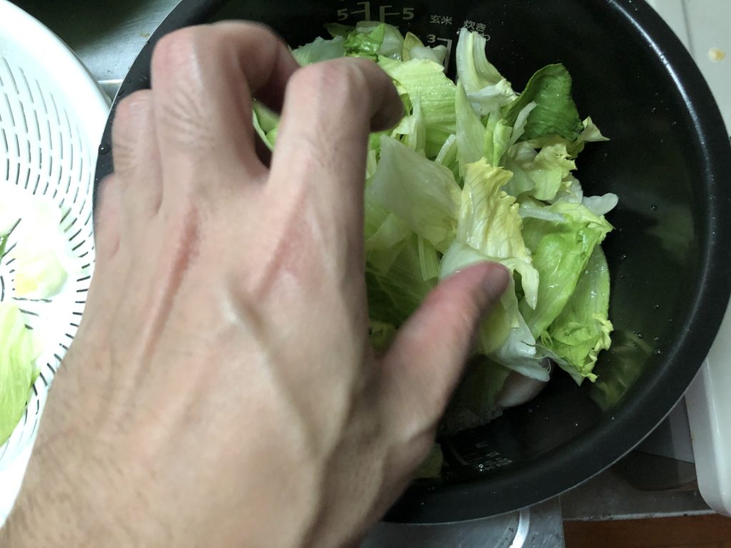 炊飯釜に野菜を入れる