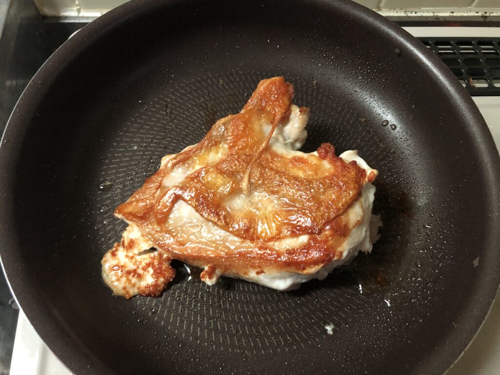 弱火で30分焼いた鶏むね肉をひっくり返す